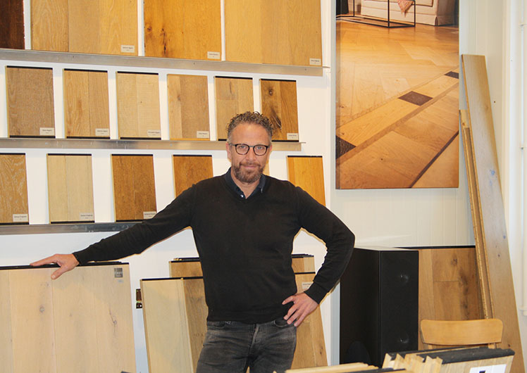 Henning Schmitz, Geschäftsführer von Parkettfarm im Ausstellungsraum in Würselen