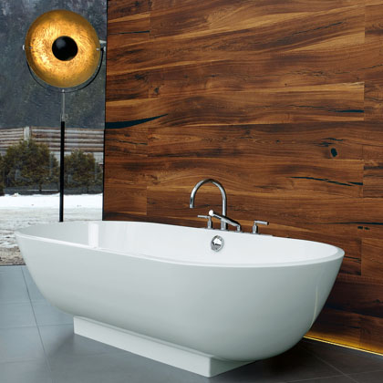 Badezimmerwand die mit dunklem Holz verkleidet ist, davor eine Freistehende Badewanne