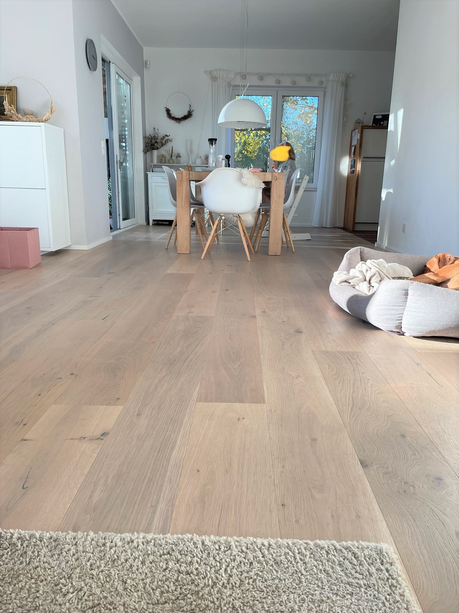 Detailaufnahme von rustikal sortierten Eichenholzdielen, crème-weiß, 220 mm breit.