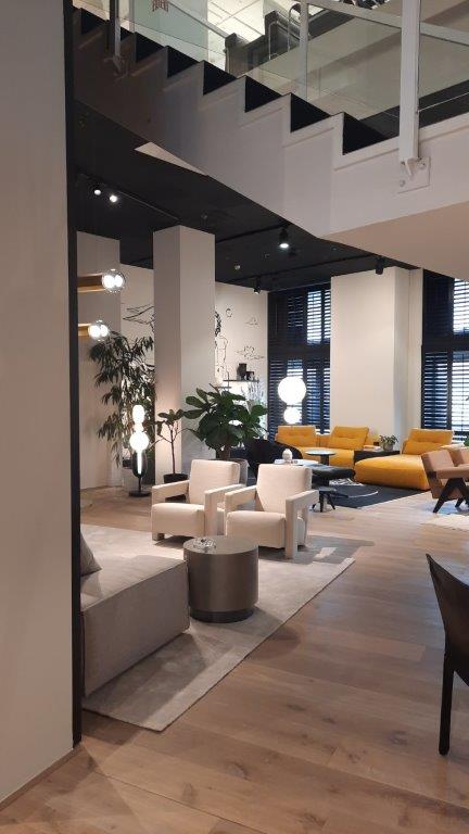 Eleganter Bodenbelag aus Eiche in Grau-Braun, charakteristisch gesägt, in einem Aachener Luxusanwesen.