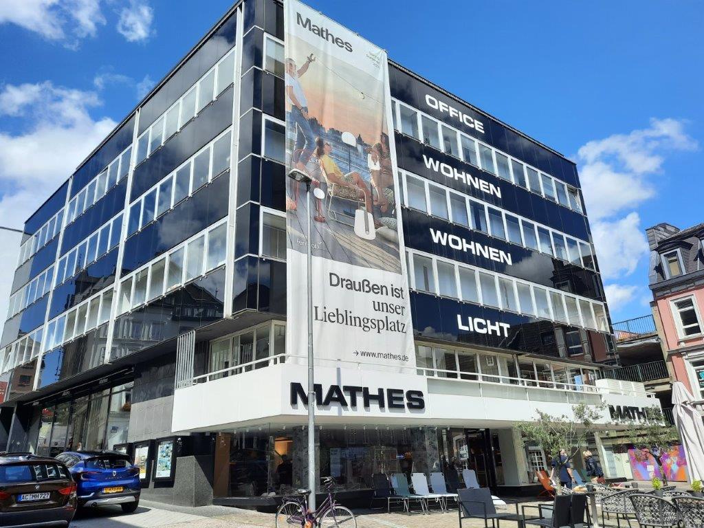 Modern gestalteter Innenraum in Aachen, charakterisiert durch die Verwendung von gesägter Eiche in Grau-Braun auf 600 qm Fläche.