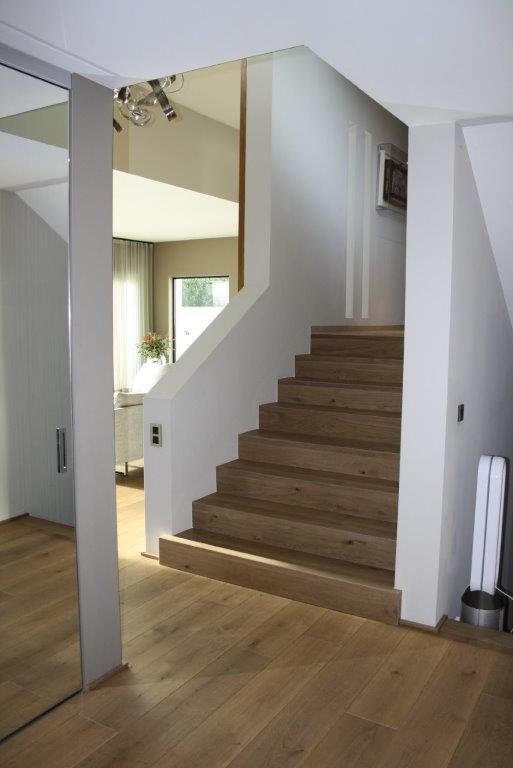 Eindrucksvoller Eingangsbereich in Vaals mit einer Treppe aus gealterter Eiche in Grau-Braun, 240 mm breit.