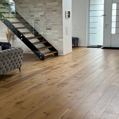 Elegantes Wohnzimmer in Aachen mit einem Boden aus natur geölten, 220 mm breiten rustikalen Eichenholzdielen.