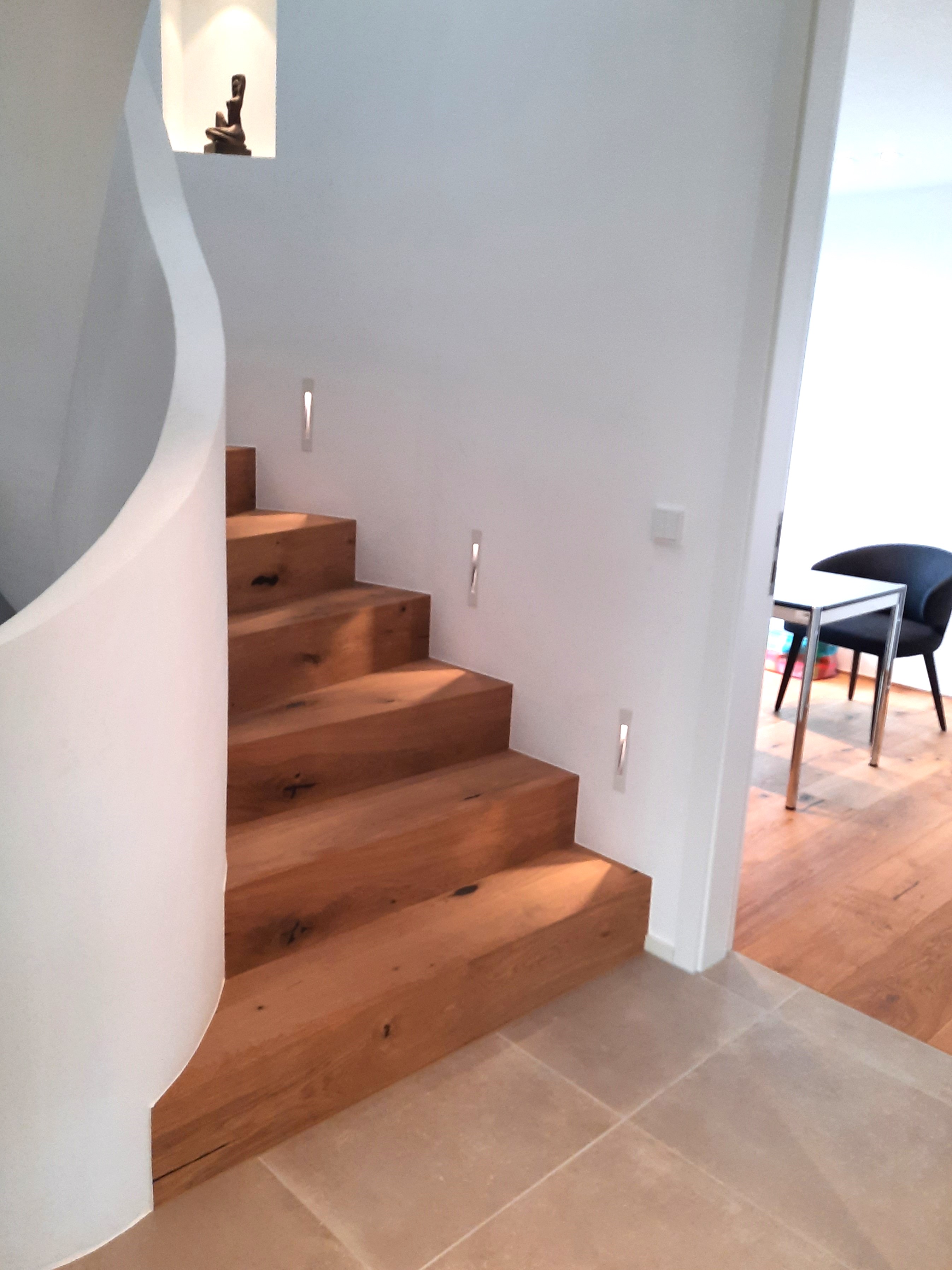 Detailreiches Bild von natur geölten Eichendielen in 240 mm Breite, verwendet für Treppen und Sitzfenster in Aachen.