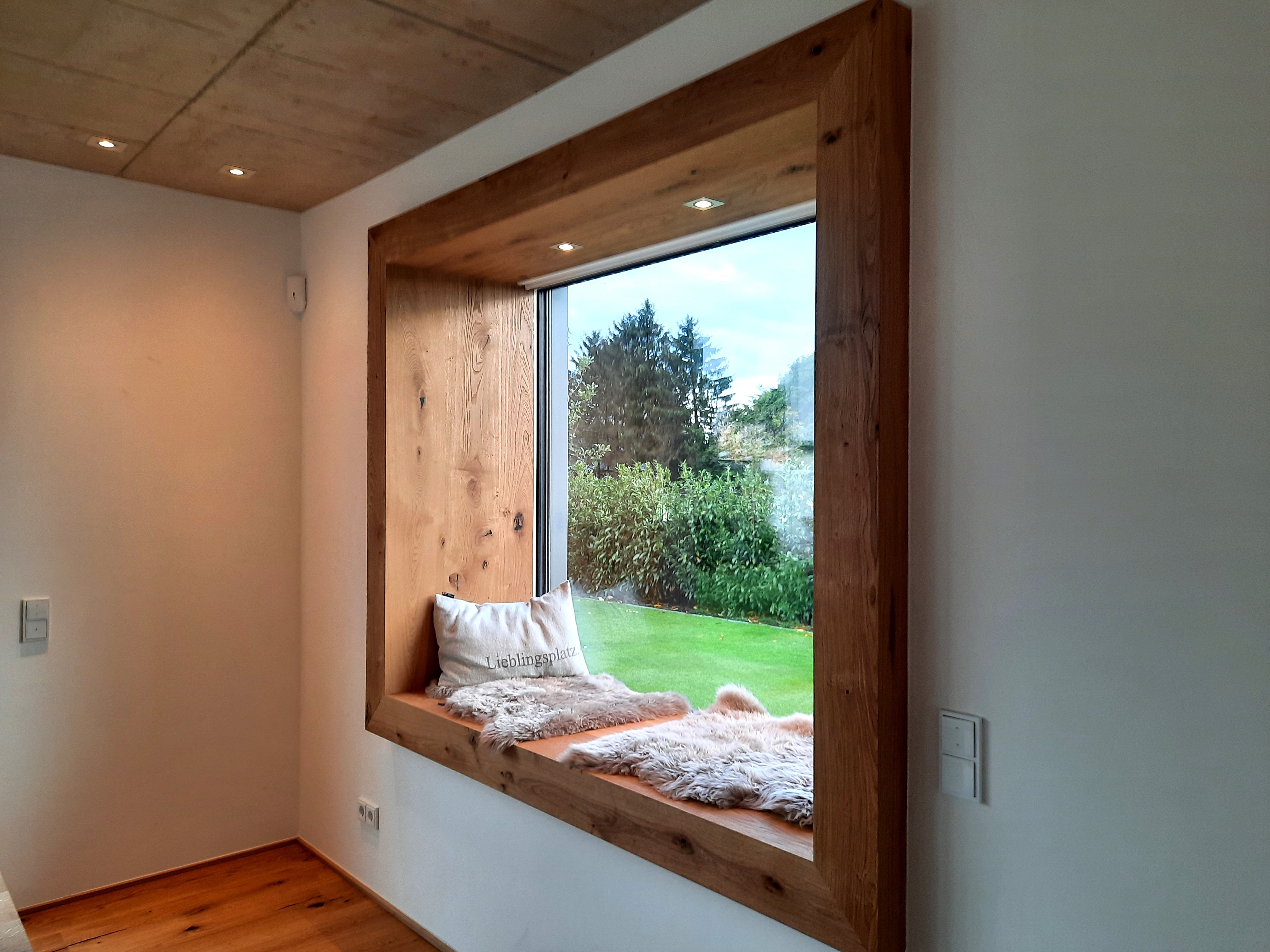 Rustikale Eichendielen, natur geölt, 240 mm breit, perfekt integriert in Treppen und Sitzfenster eines Aachener Hauses.