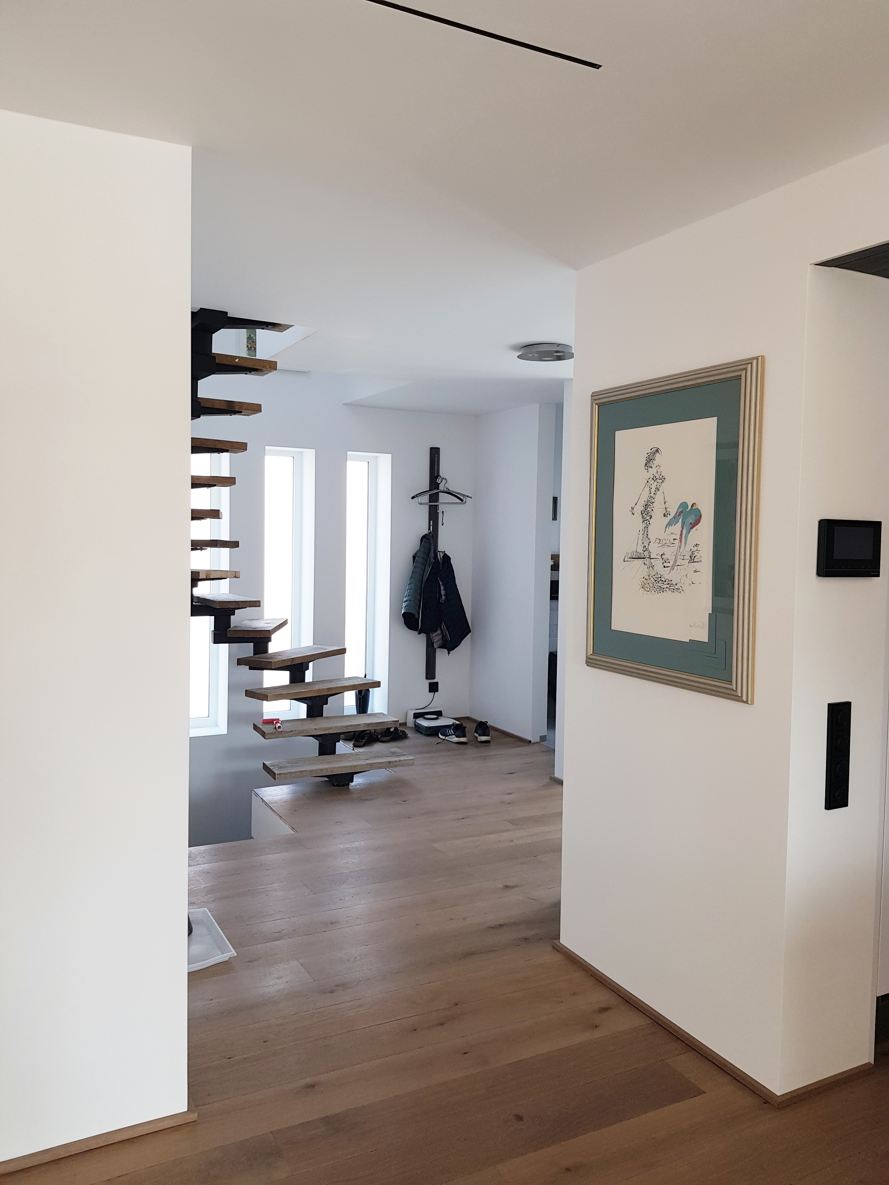 Detailansicht von 180 mm breiten Eichendielen in Vintage Braun/Grau, kunstvoll veraltet, mit einer Treppe im Hintergrund.