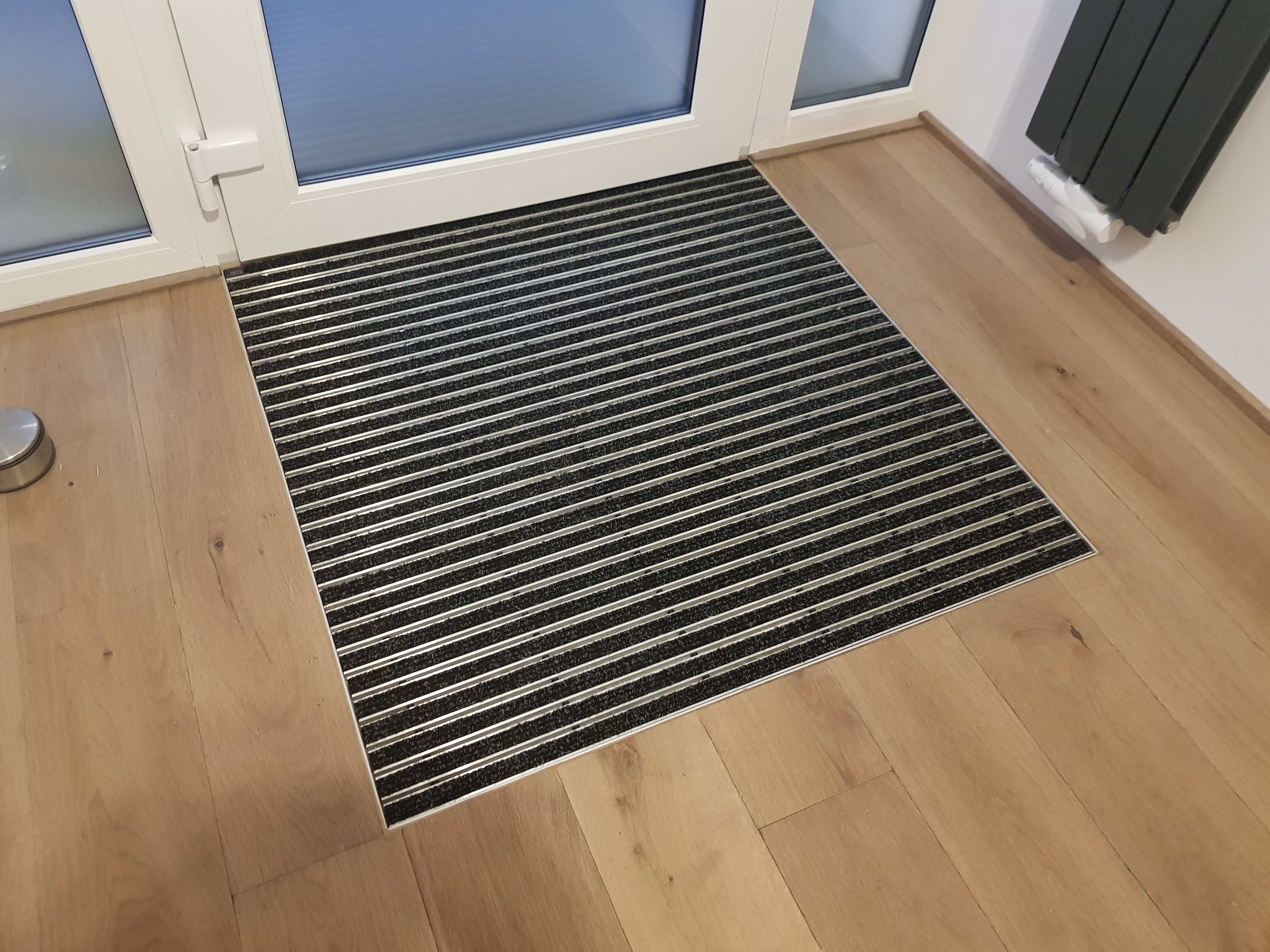 Innenansicht eines 140 qm großen Hauses in Eschweiler, ausgestattet mit manuell veralterten Eichendielen in Vintage Braun/Grau, Breite 180 mm.