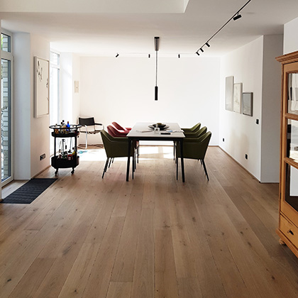 Manuell veraltetes Eichenparkett in Vintage Braun/Grau, 180 mm breit, in einem Haus in Eschweiler.