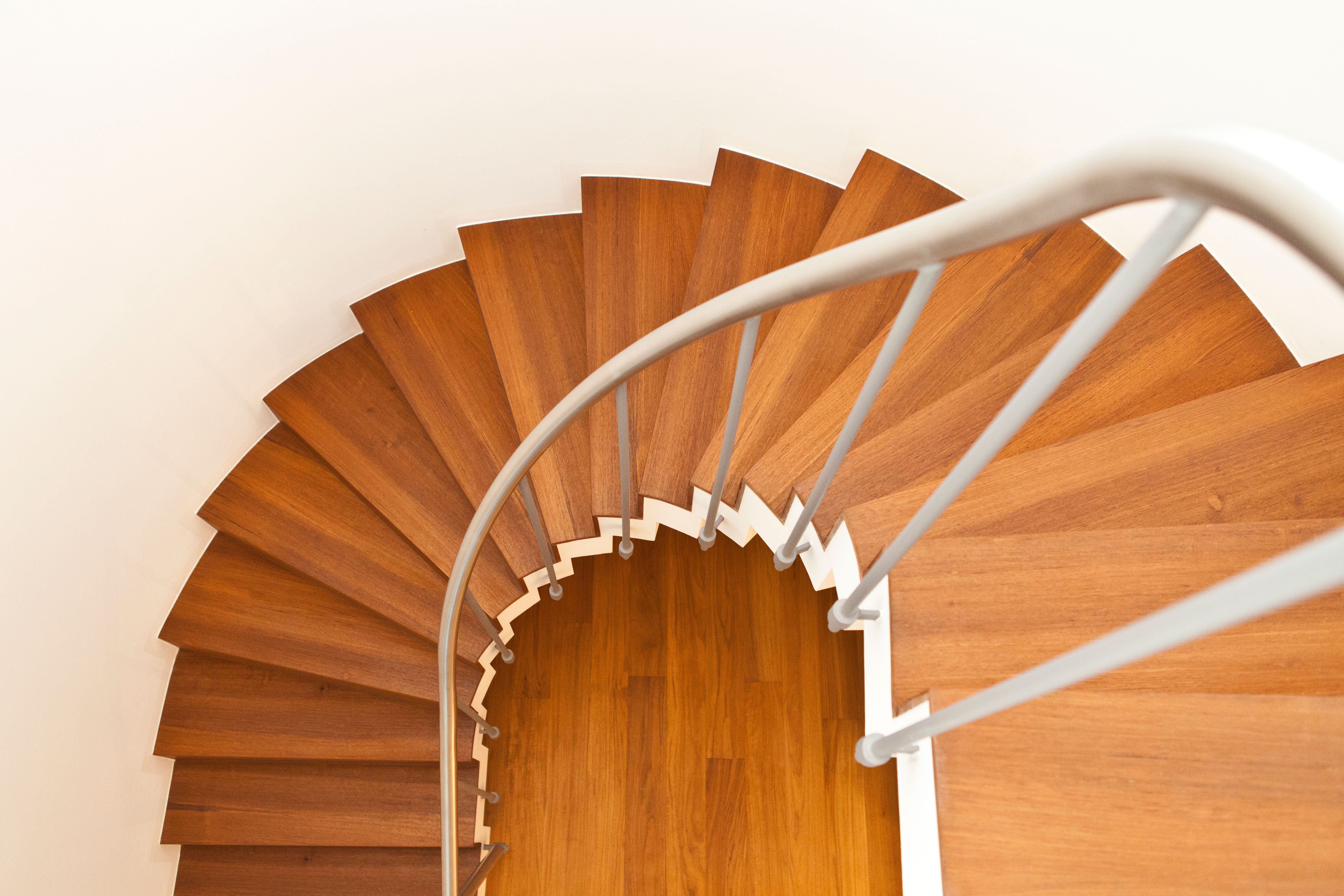 Detailaufnahme von hochwertigem Teak Burma Holz, 186 mm breit, verwendet für Boden und Treppe in einem Aachener Wellnessbereich.