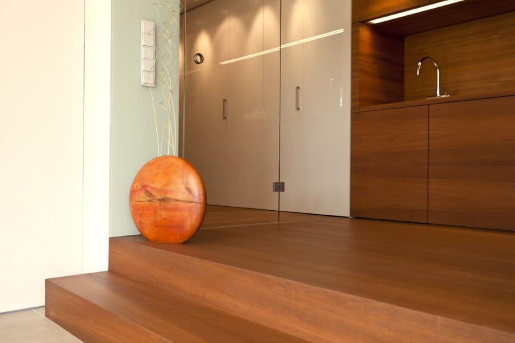 230 qm Wohnfläche in Aachen, stilvoll ausgestattet mit Teak Burma Holz, 186 mm breit, für Boden, Treppe und Sitzfenster.