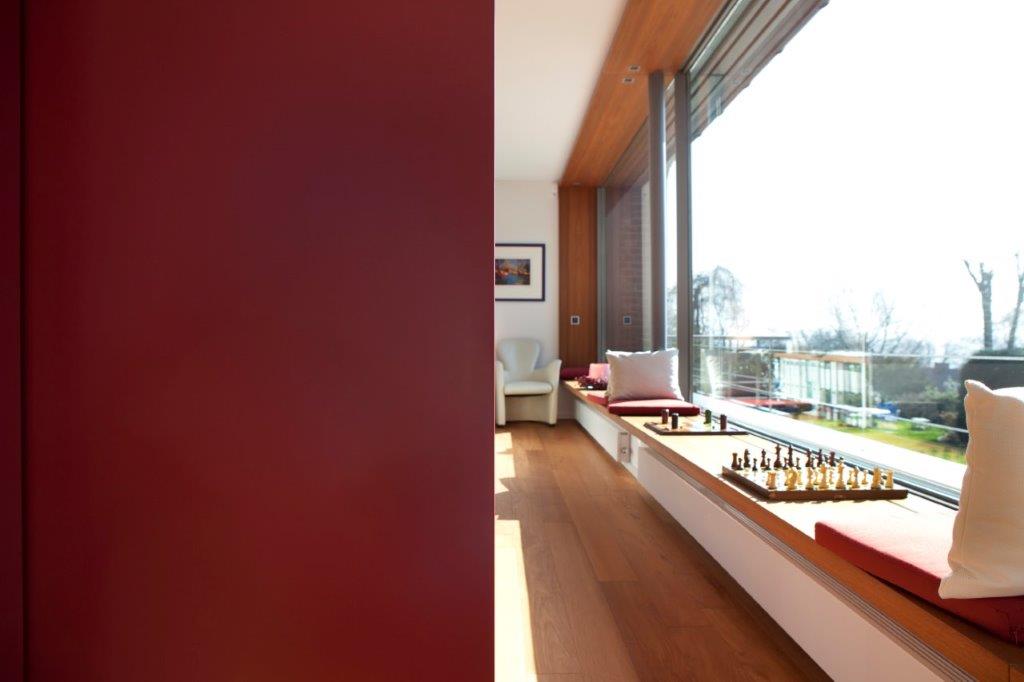Harmonisch gestaltetes Wellness-Ambiente in Aachen mit Teak Burma Bodenbelägen, 186 mm breit, inklusive Treppe und Sitzfenster.