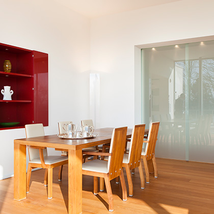 Eleganter Teak Burma Boden, 186 mm breit, integriert in eine Treppe, Wellnessbereich und Sitzfenster in Aachen.