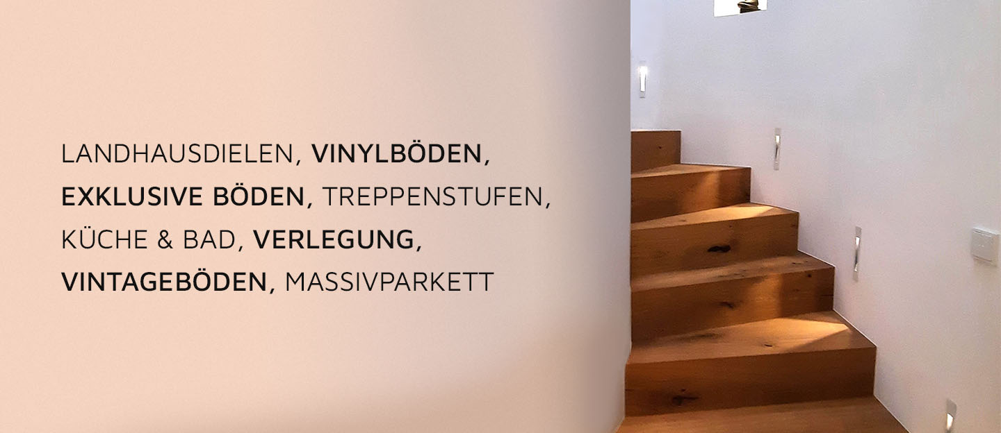 Hell erleuchtetes Treppenhaus mit Holzstufen, Text: 'Landhausdielen Vintageböden Exklusive Böden Massivparkett Vinylböden Küche & Bad Verlegung'